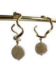 Gold Curvy Earrings With Pearls